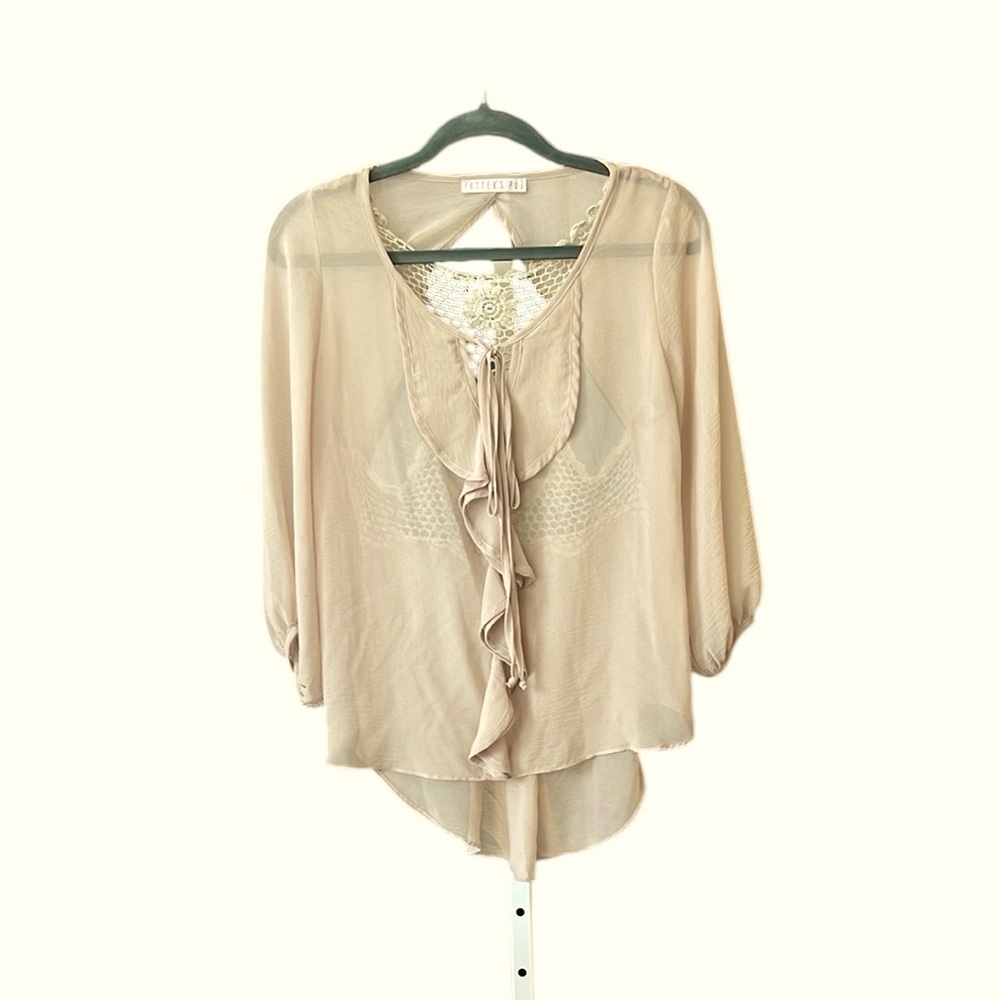 Beautiful, unique chic women’s blouse… size medium… Great design details!